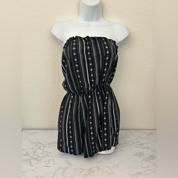 H&M Pants - HM Red Floral Sleeveless Pocket Romper Womens Sz 6 Black White Elastic Waist​